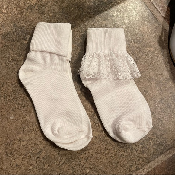 BUNDLE Girls white dress shoes with 2 pairs of socks and box - Picture 2 of 13